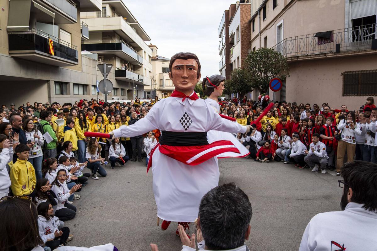Imatges de l'estrena dels nous gegantons de l'Agrupació Sardanista de Súria, el Miquel i la Maria