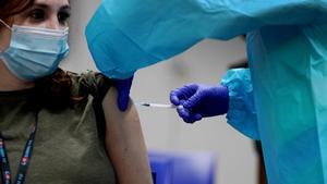 Madrid suspèn el pla de vacunació als sanitaris per falta de vacunes