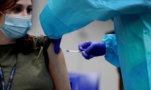 Madrid suspèn el pla de vacunació als sanitaris per falta de vacunes