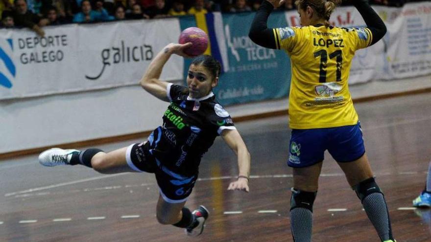 Estela Doiro se dispone a lanzar en el partido contra el Rocasa. // R. Grobas