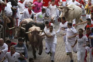 Una carrera rápida con cinco heridos abre los encierros de los Sanfermines 2022