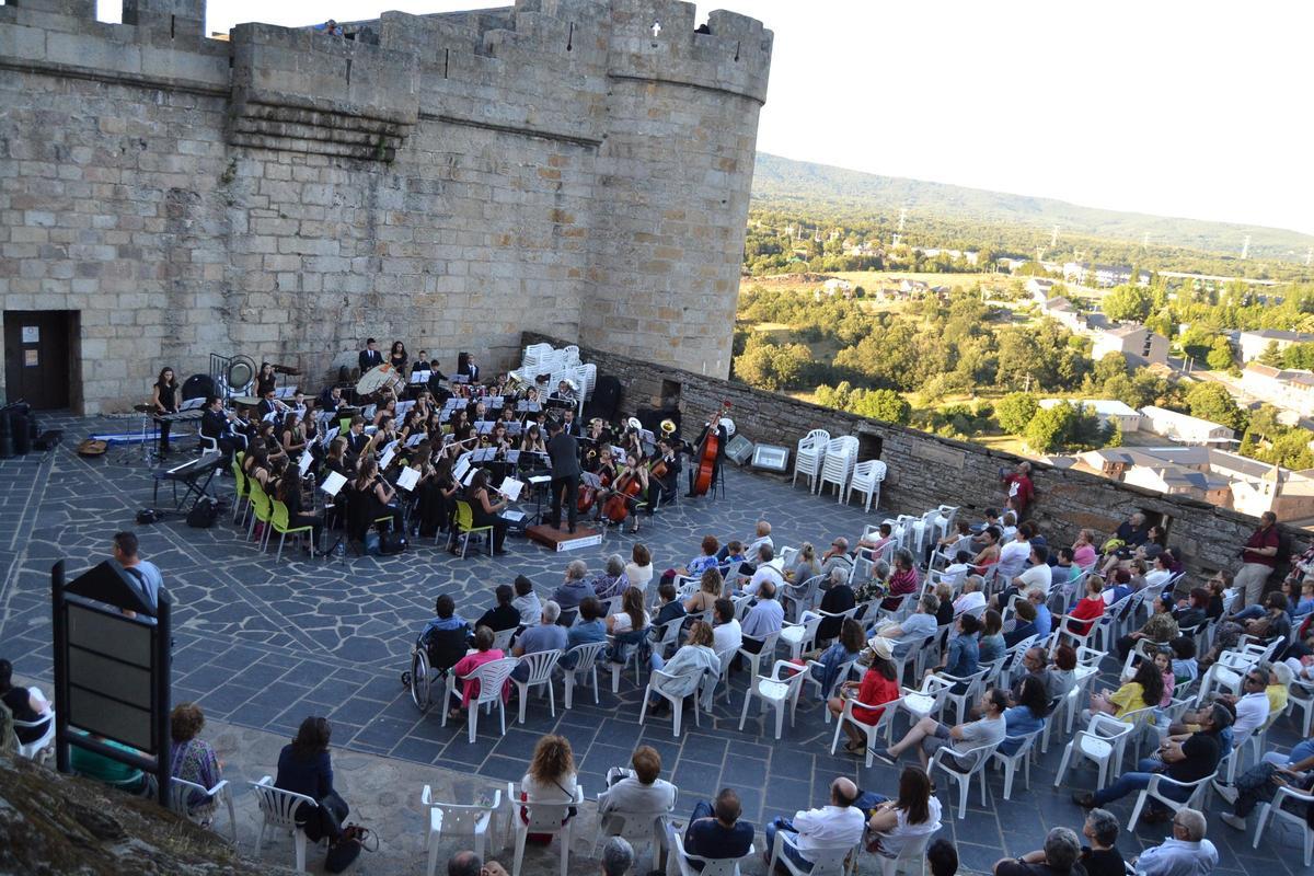 BANDA MAESTRO LUPI EN PLENO ESTRENO DEL HIMNO DE LA VIRGEN DE LAS VICTORIAS EN PUEBLA DE SANABRIA