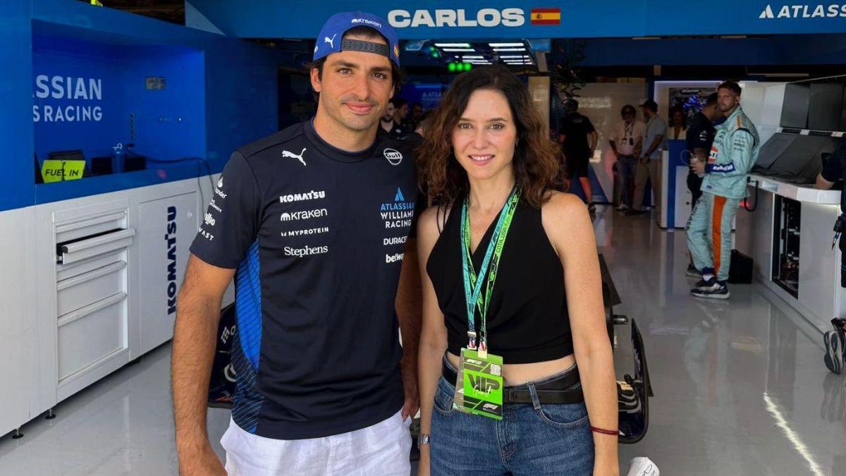 Isabel Díaz Ayuso, con Carlos Sainz antes de la carrera en Austin