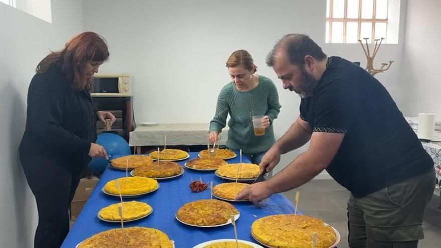 Los vecinos de Orro compiten por el premio a la mejor tortilla