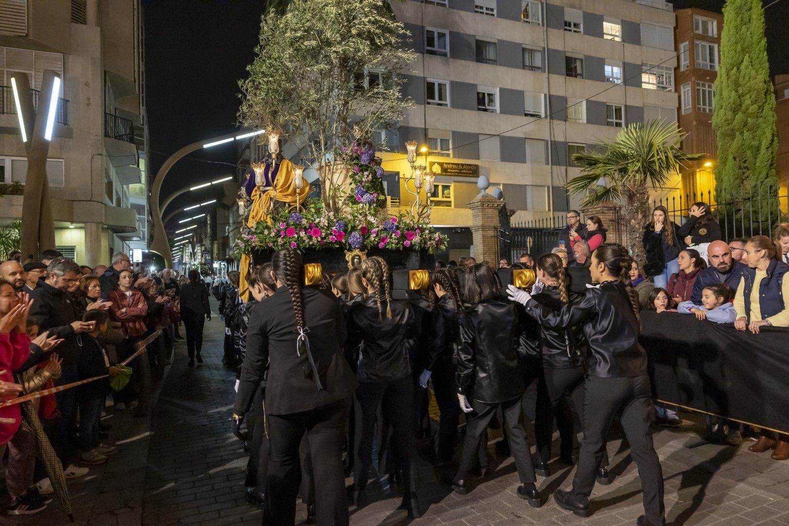 Aquí las imágenes de la Procesión de Lunes Santo en Torrevieja