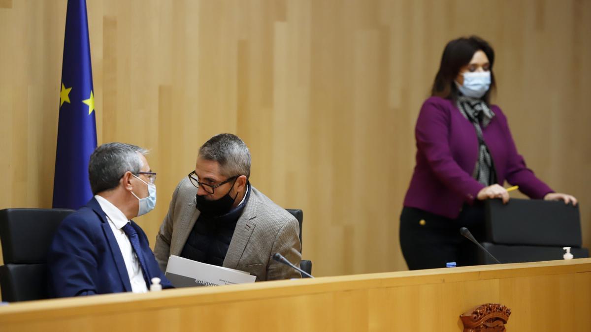 Maldonado charla con Salado durante el pleno de la Diputación.