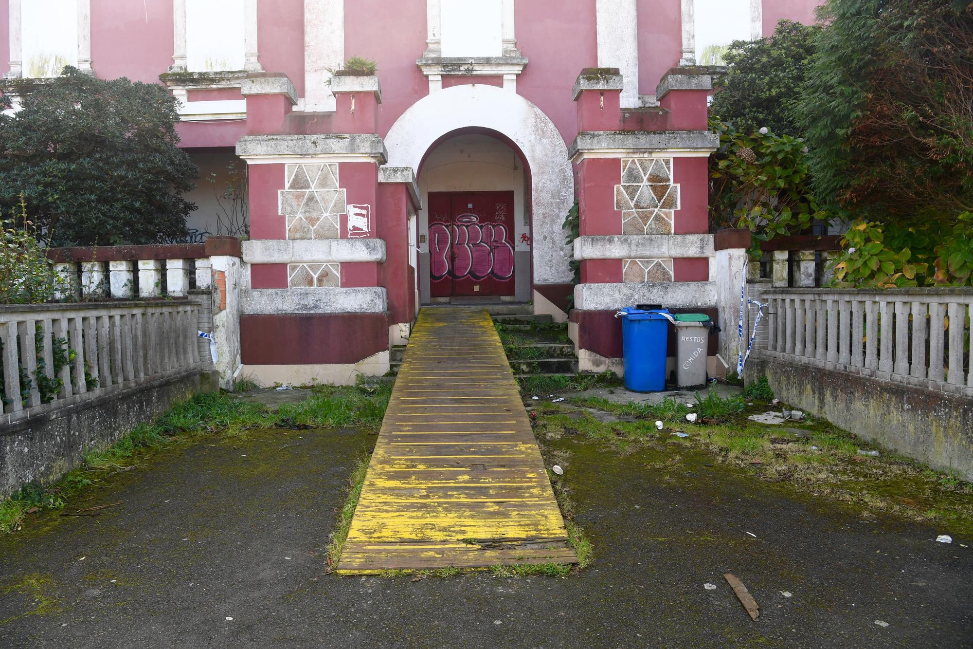 Pintadas, suciedad y abandono en la antigua cárcel provincial de A Coruña