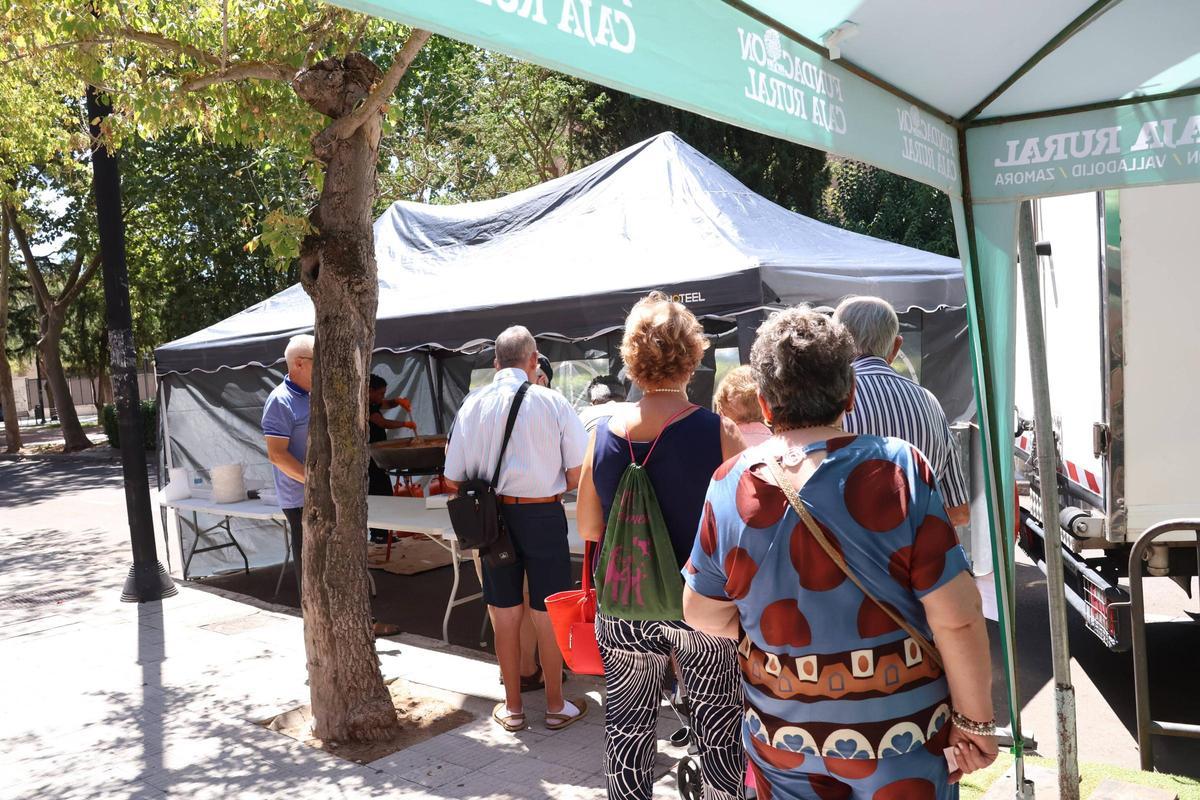 Los vecinos de Los Bloques degustan un arroz a la zamorana en las fiestas
