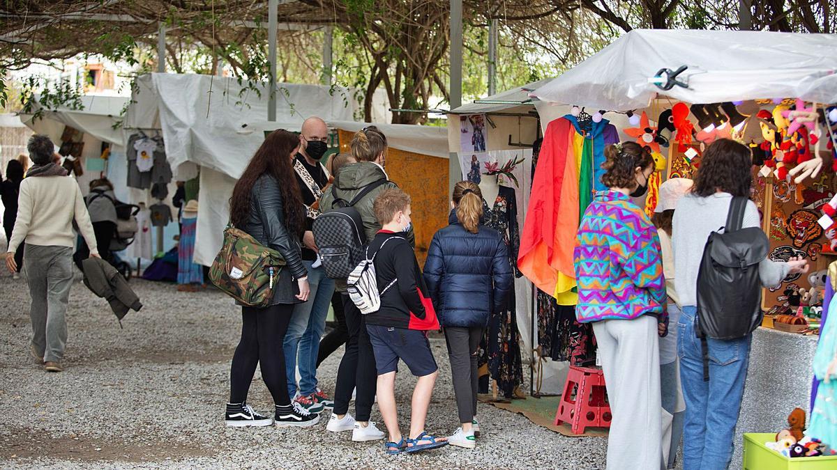 Hay menos puestos y entre ellos hay un metro de distancia para evitar aglomeraciones. | VICENT MARÍ