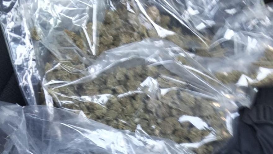 Detalle de una de las bolsas con cogollos de cannabis encontradas en  el coche.