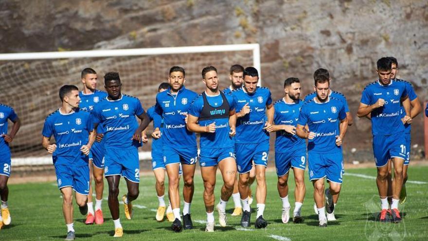 Un grupo de jugadores del Tenerife realiza carrera continua en un entrenamiento. | | CDT