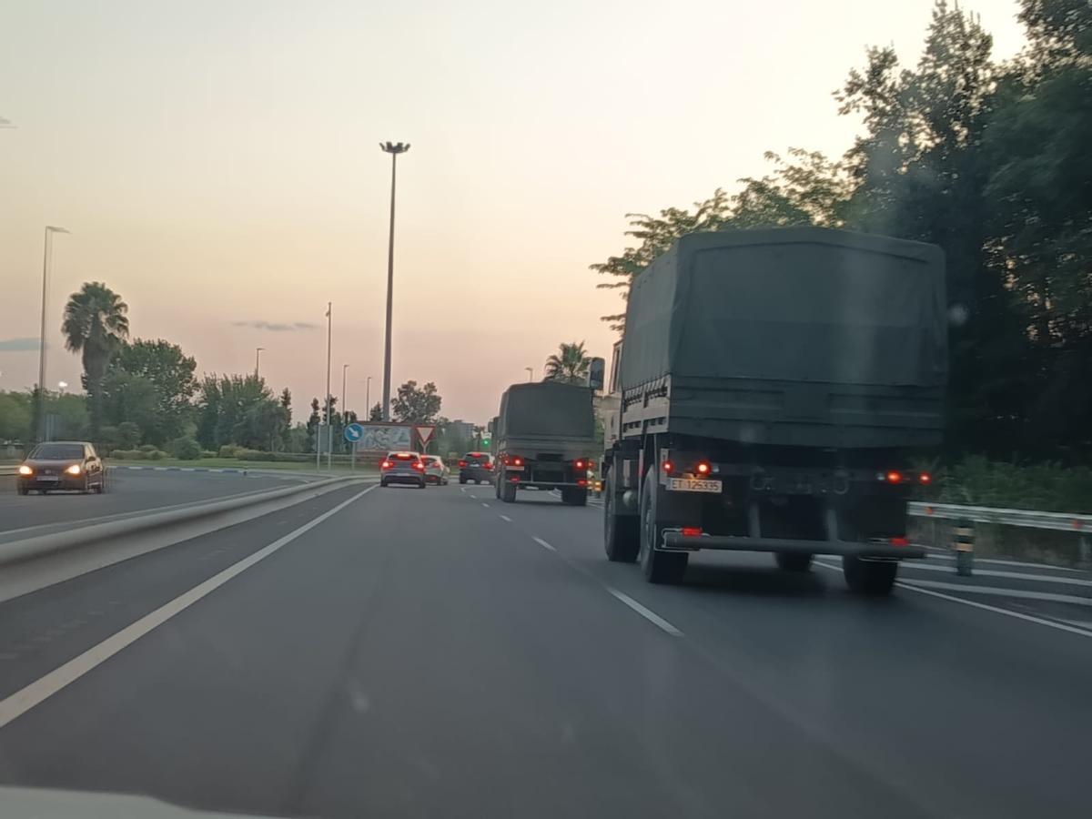 Vehículos militares en uno de los accesos a Talavera de la Reina.