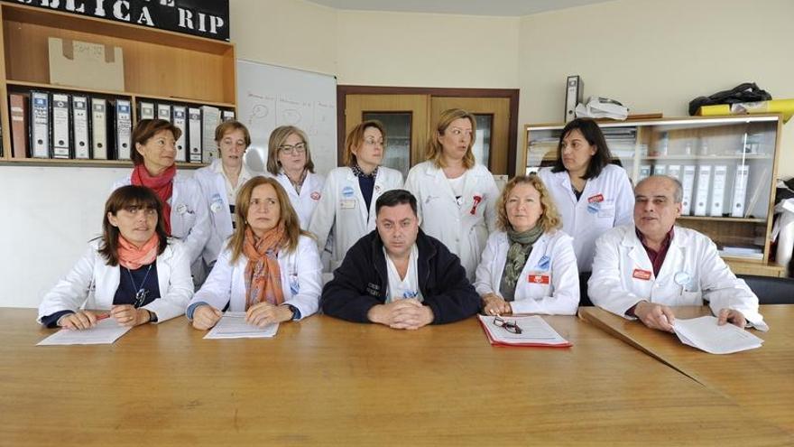 Sindicatos de la Comisión de Centro Especializada, ayer, en el Hospital de A Coruña. andrés prado