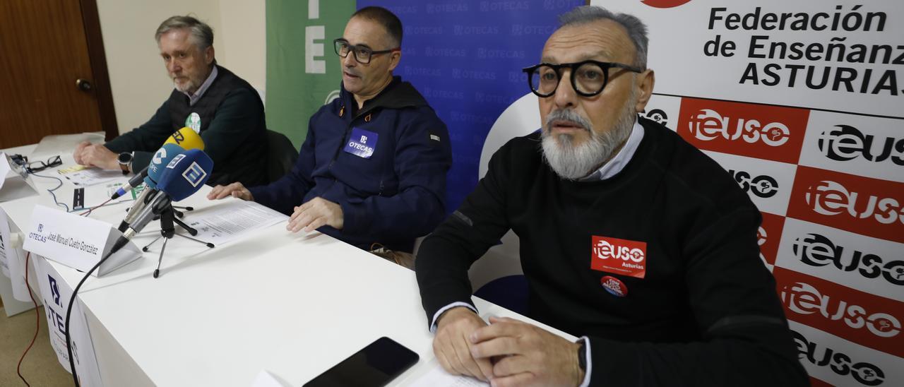 Por la izquierda, José López, José Manuel Cueto y Gonzalo Menéndez, durante la rueda de prensa.