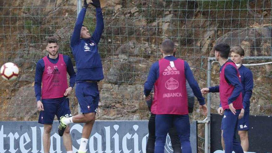 Cabral atrapa un balón, durante un ejercicio junto a Hoedt, Juncà (de espaldas), Jozabed y Jensen, ayer tarde en A Madroa. // José Lores