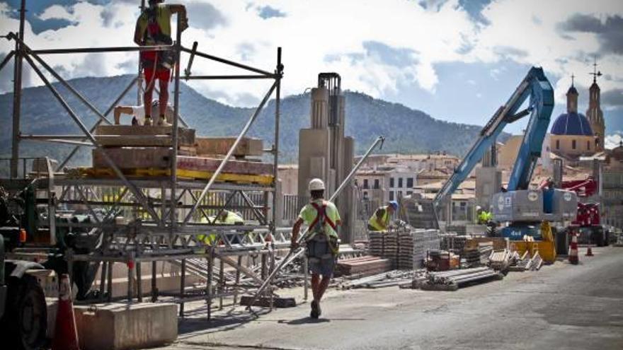 La retirada de los andamios culmina la rehabilitación del puente de San Jorge