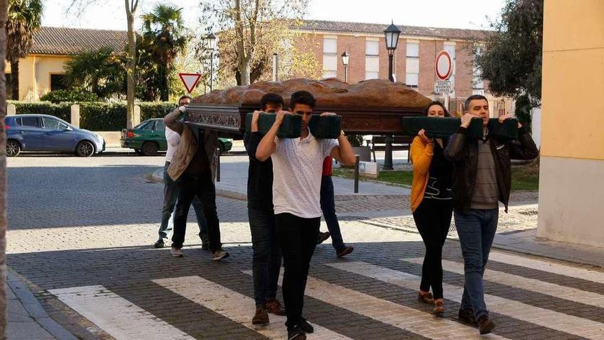 Las andas de las Siete Palabras descansan ya en La Horta