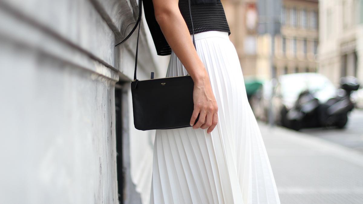 Looks con falda midi plisada blanca de tendencia esta primavera