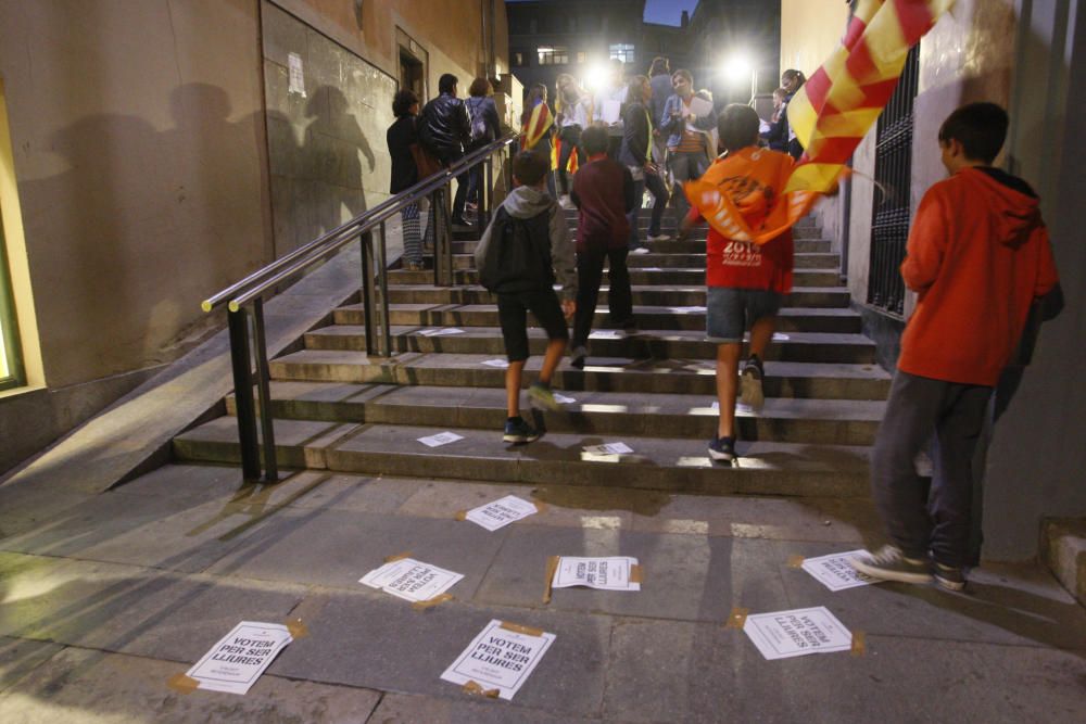 Enganxada de cartells a Girona a favor del referèndum