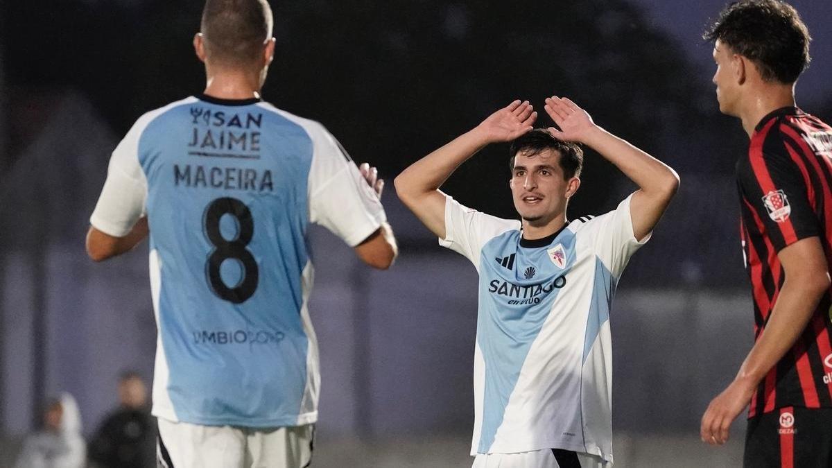 Turby celebra un gol junto a Jorge Maceira en la pretemporada del verano pasado.