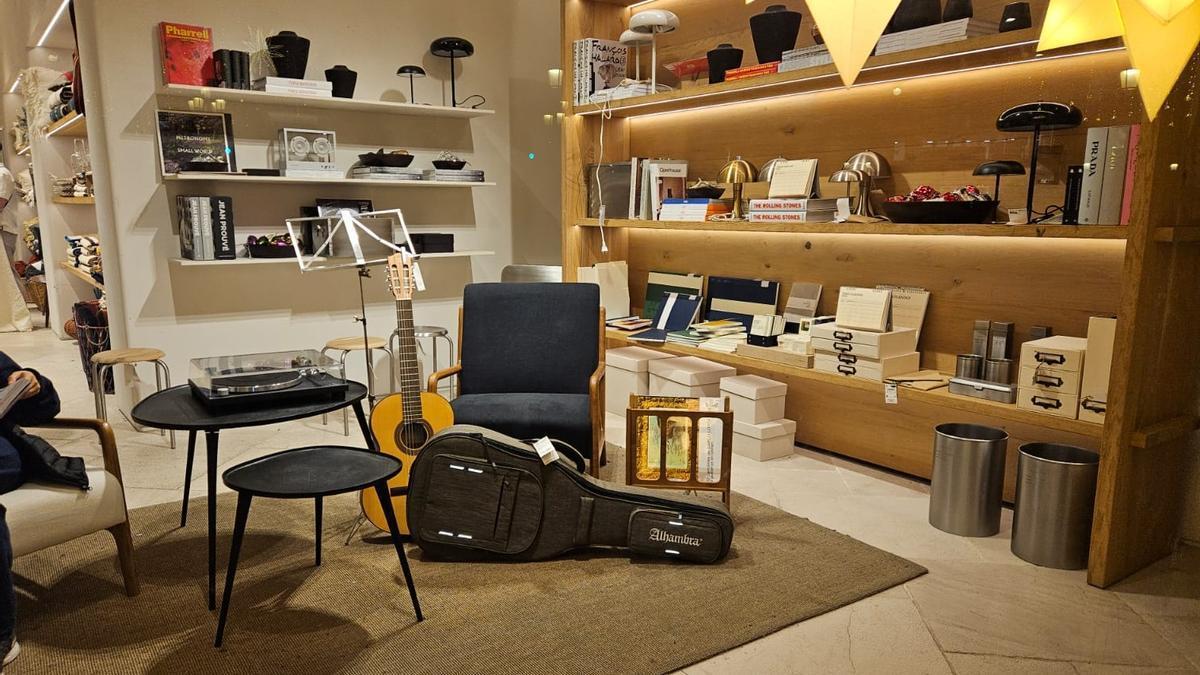 La guitarra de Alhambra en la tienda de Zara Home en paseo de Gracia de Barcelona.