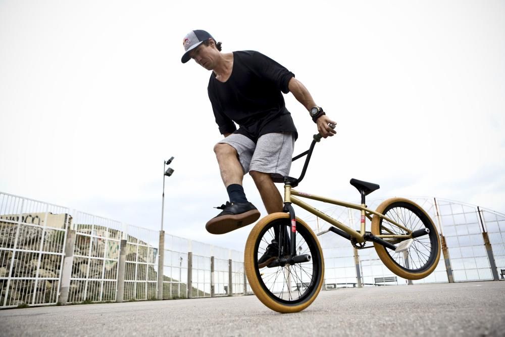 Espectáculo de BMX en el skatepark de Cimadevilla