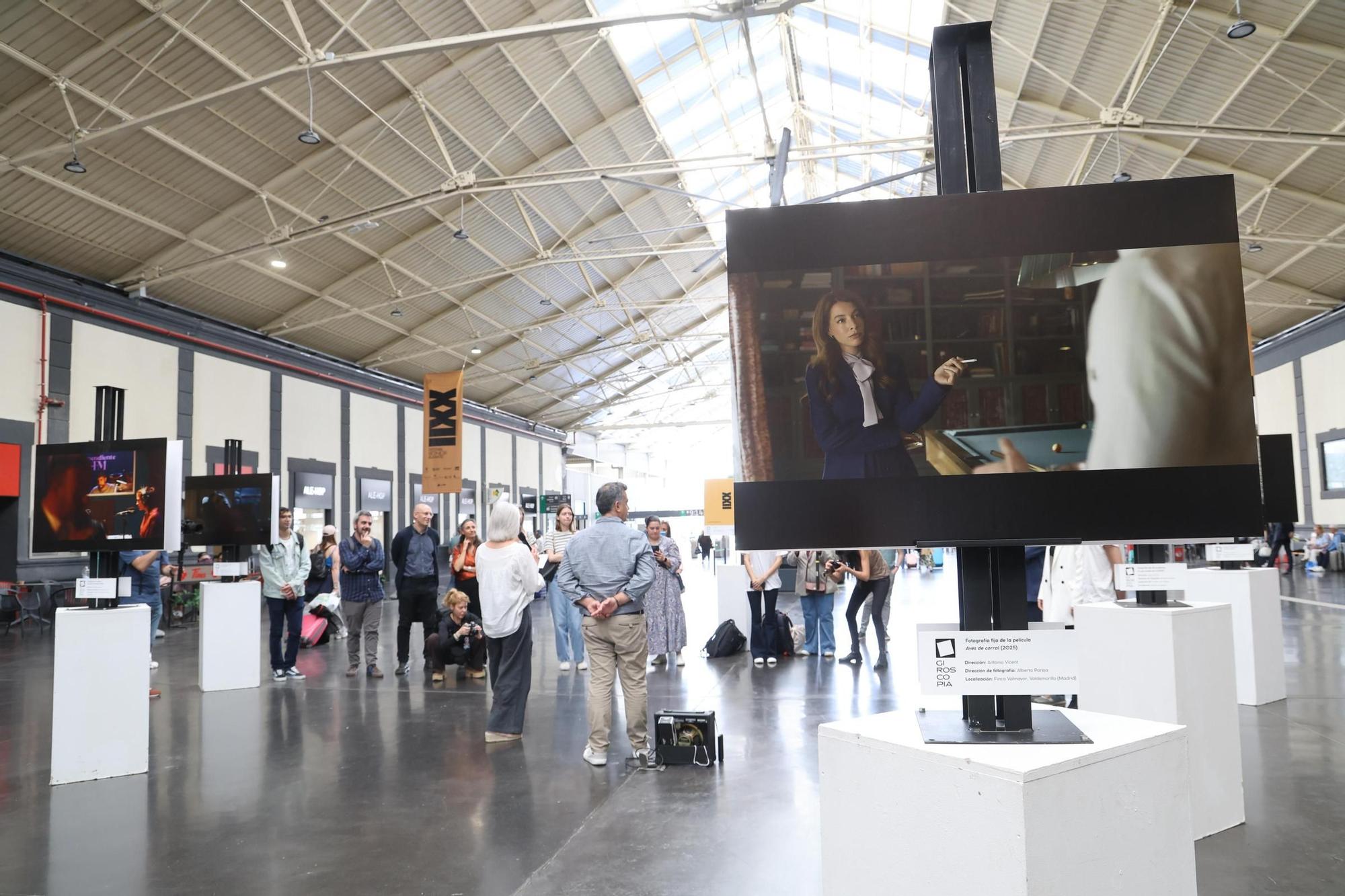 Inauguración de la exposición "Bienvenido a una ciudad de cine" en la estación de Renfe de Alicante