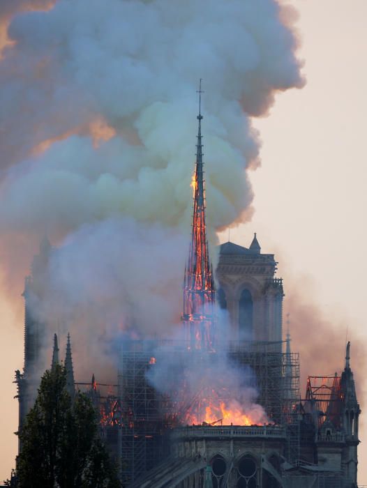 Un incendi crema Notre Dame de París