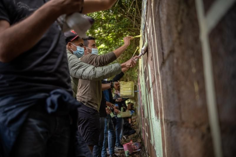 Elaboración de un mural en Las Raíces