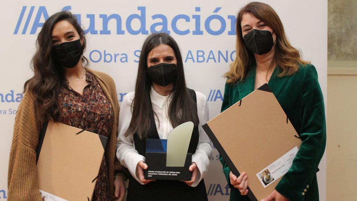 La ganadora, Miriam Ferradáns, flanqueada por las finalistas Claudia Morán (iz.) y Patricia Hermida. |   // FDV
