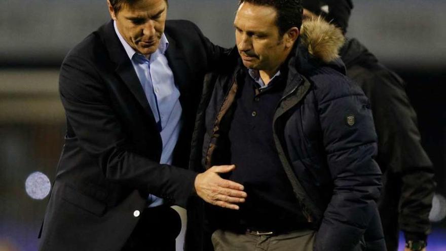 Eduardo Berizzo saluda a Eusebio Sacristán al final del encuentro disputado ayer entre el Celta y la Real Sociedad en Balaídos. // Ricardo Grobas