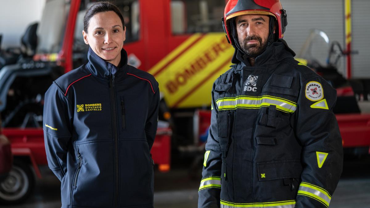 El nuevo equipamiento de los bomberos, con el nuevo logo.