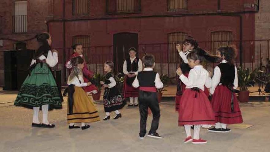 Un grupo folclórico danza bailes regionales.