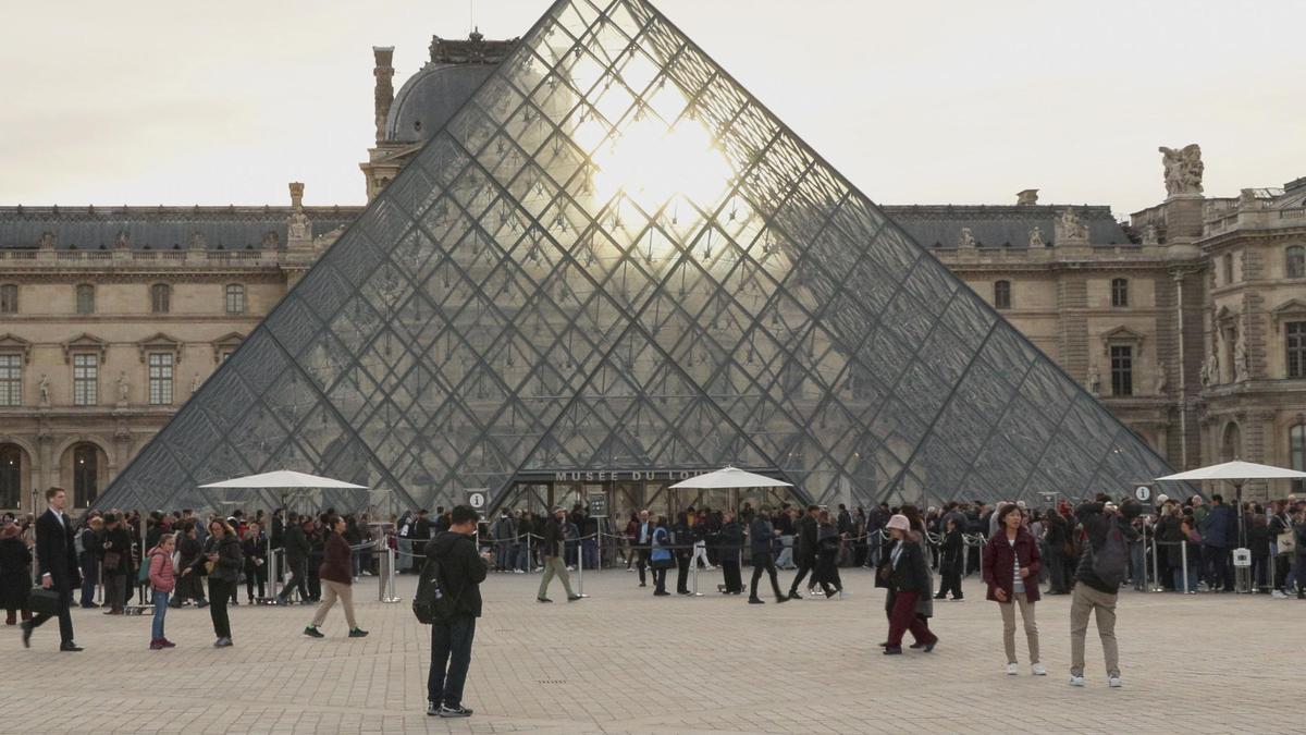 Imputan y encarcelan provisionalmente a dos sospechosos por el robo del Louvre en París Imputan y encarcelan provisionalmente a dos sospechosos por el robo del Louvre en París