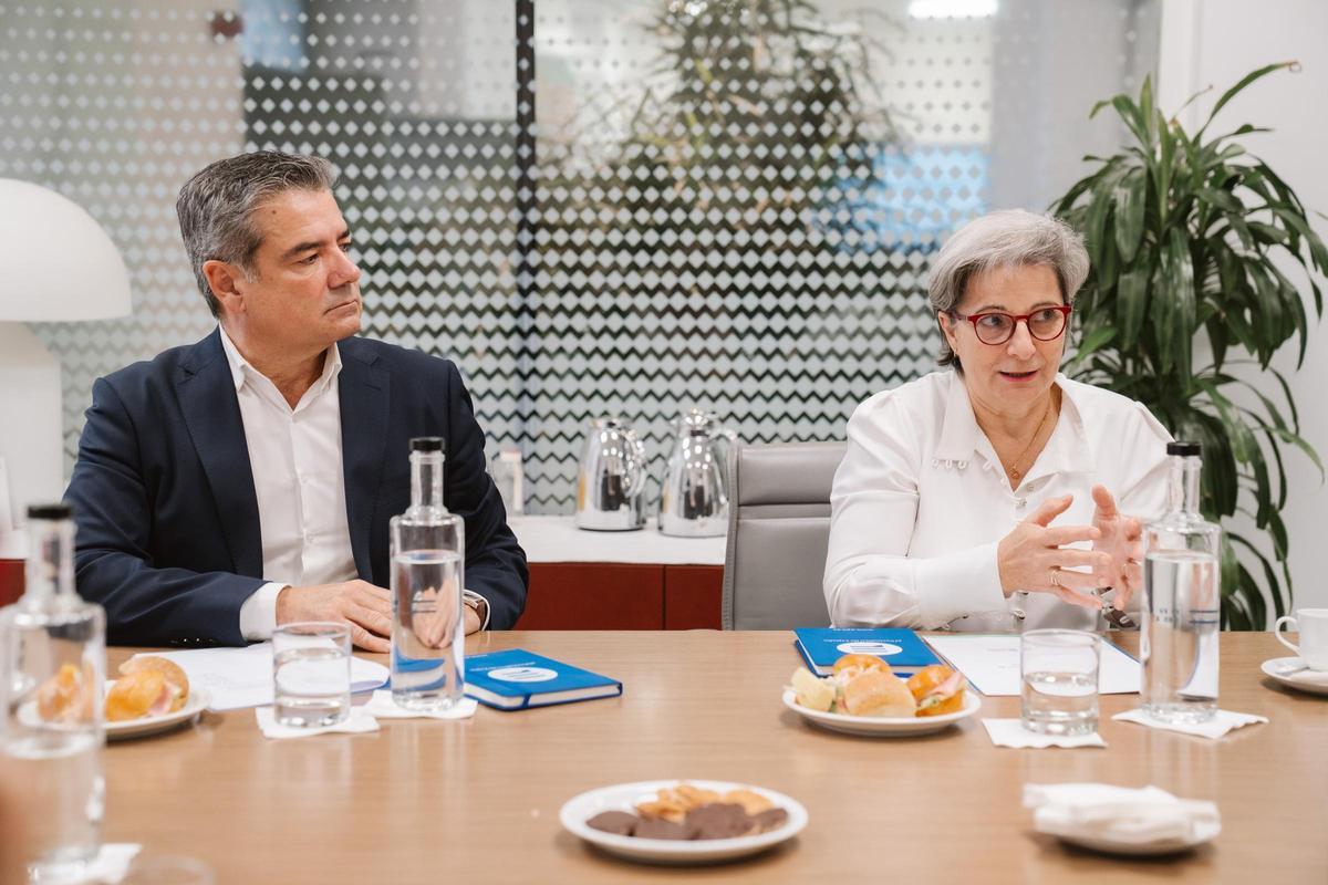 Emilio Gallego, secretario general de Hostelería España, junto a la chef Adela Besteiro.