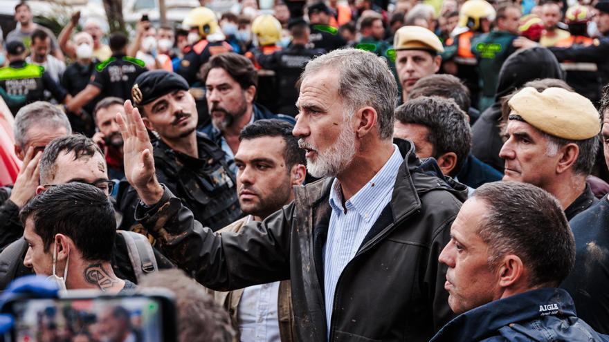 Tensión en Paiporta: el Rey habla con los vecinos afectados