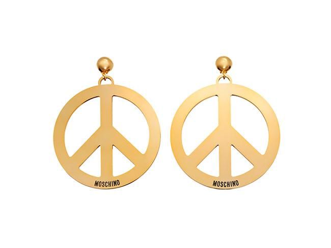 Todas las imágenes de la colección de Moschino x H&M: pendientes símbolo paz