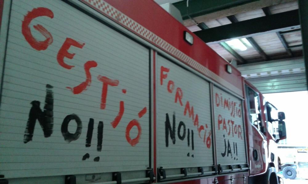Pintadas en los camiones de bomberos de Palma