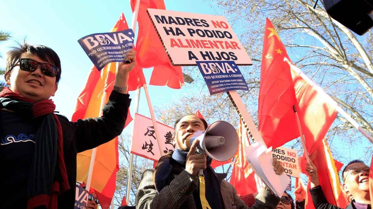 Miembros de la comunidad china se manifiestan en Madrid contra el bloqueo de sus cuentas en varios bancos por la ley contra el blanqueo.