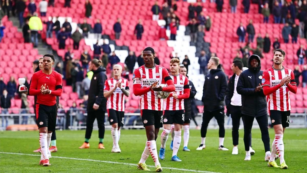 Jugadores del PSV Eindhoven aplauden a los aficionados después del partido ante el FC Groningen