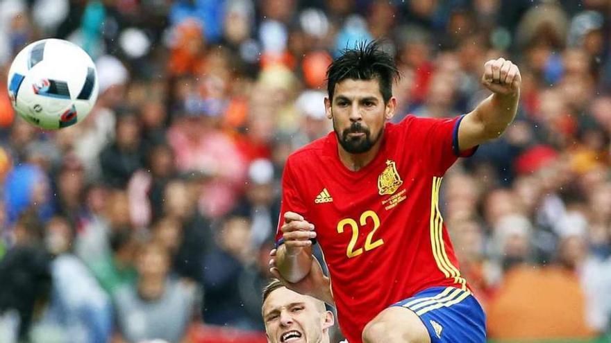 Nolito dispara a portería ante la oposición de un rival durante el partido contra la Republica Checa. // Efe