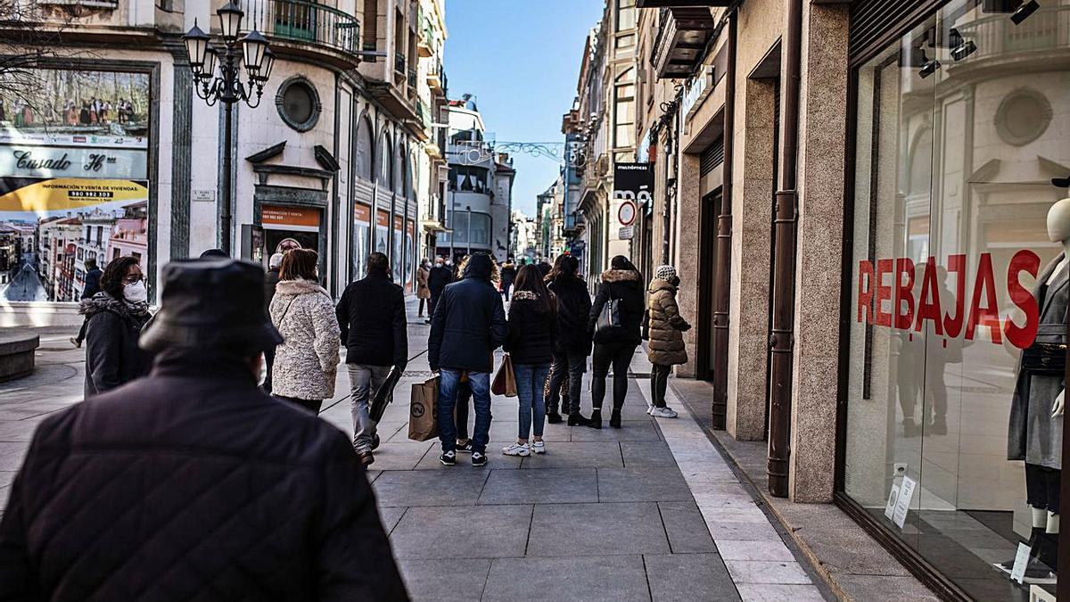 Colas ante un comercio de la ciudad. | Nico Rodríguez