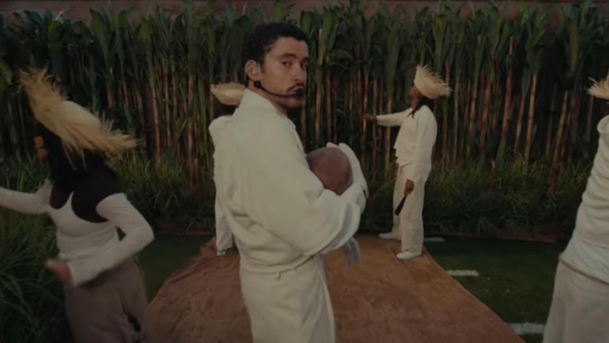 Bad Bunny aparece entre cañas de azúcar y campesinos.