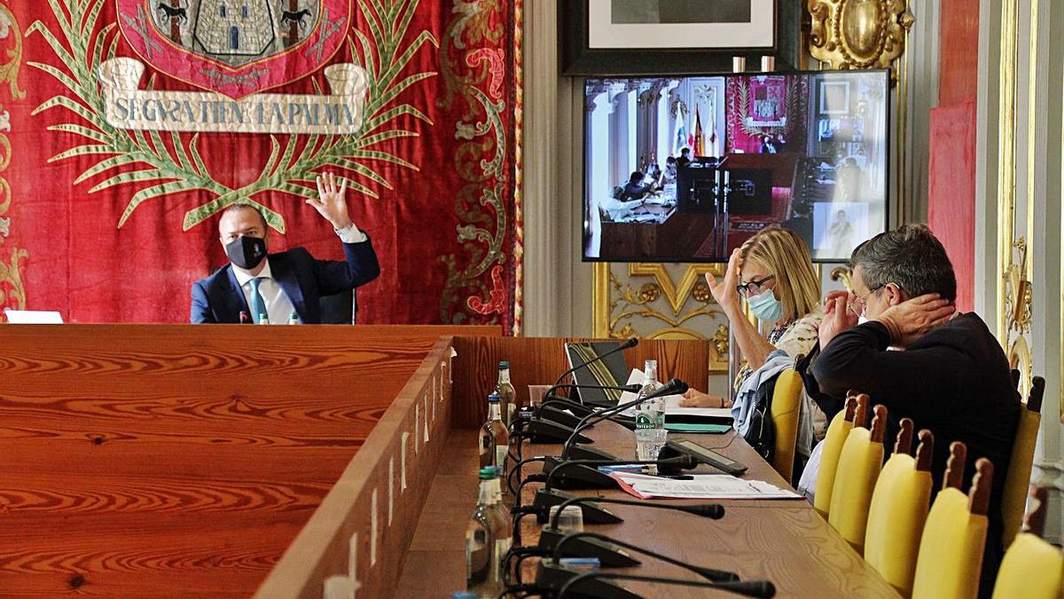 El alcalde Hidalgo; la concejala de Servicios, Inma Medina, y el titular de Urbanismo, Javier Doreste, ayer en el pleno. | |