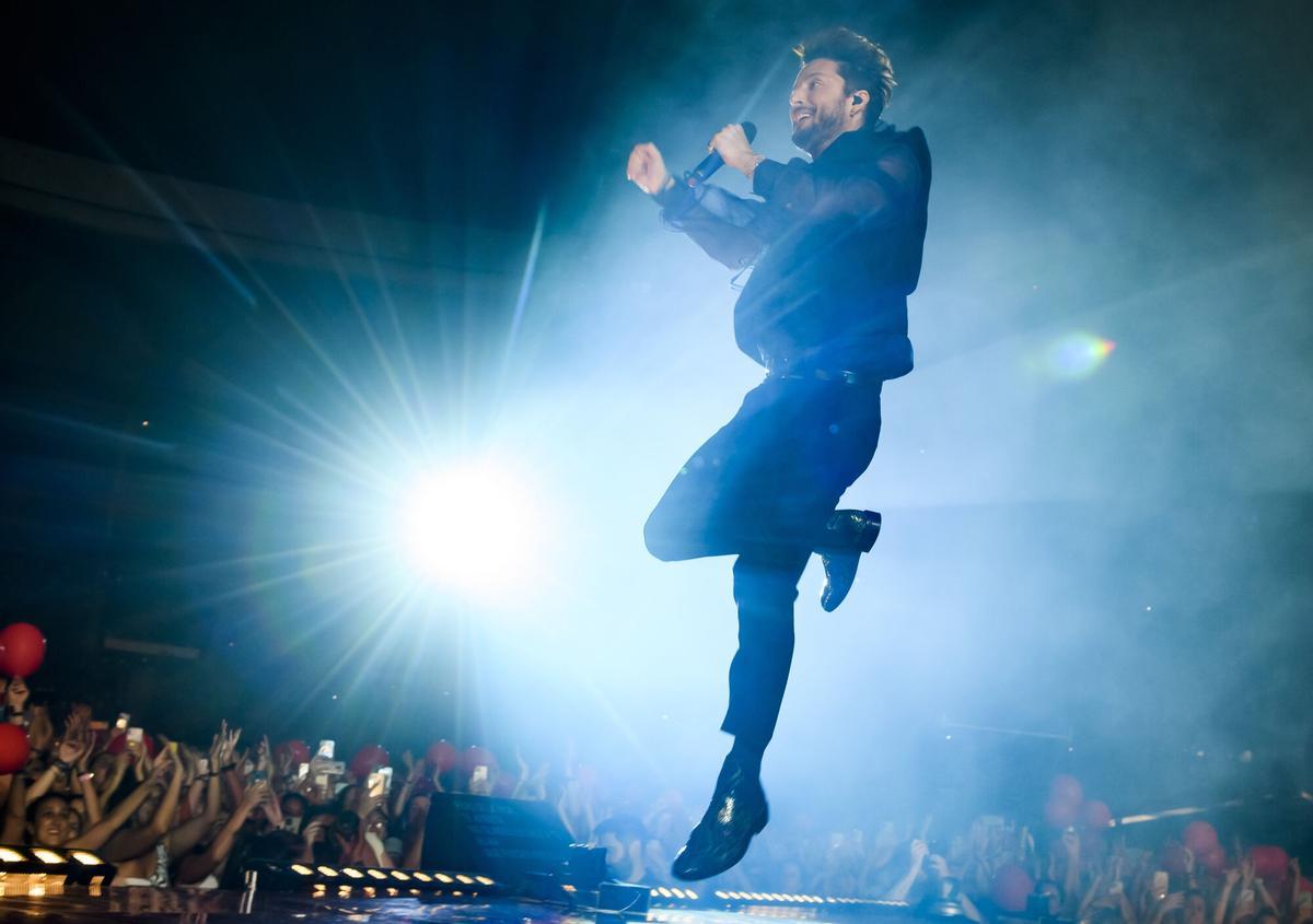 -FOTODELDÍA- SEVILLA, 11/06/2022.- El cantante onubense Manuel Carrasco ha batido el récord de asistencia a un concierto de un solo artista en España, al reunir a 74.345 espectadores este sábado en el estadio de la Cartuja de Sevilla. EFE/Raúl Caro