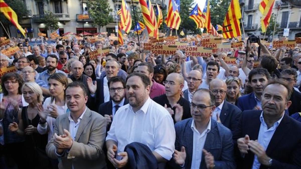 Oriol Junqueras encabeza la concentración en Barcelona para pedir la dimisión de Jorge Fernández Díaz.