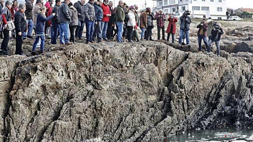 Asistentes al homenaje a Ramón Sampedro, ayer, en la playa de As Furnas.