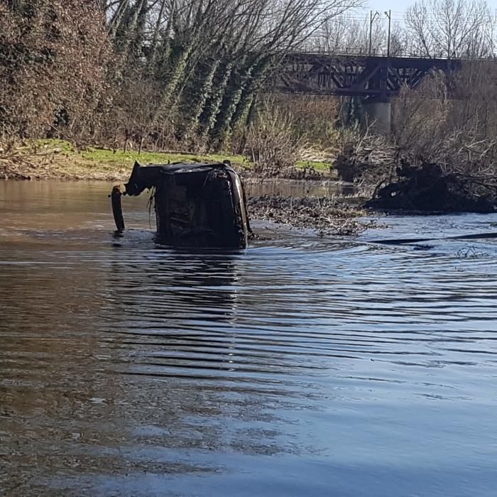 Els treballadors del Kayak del Ter van retirar ahir el vehicle localitzat el juliol