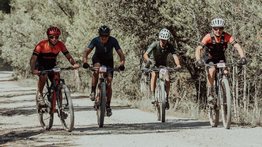 Quatre-cents ciclistes completen la Marxa Selènika