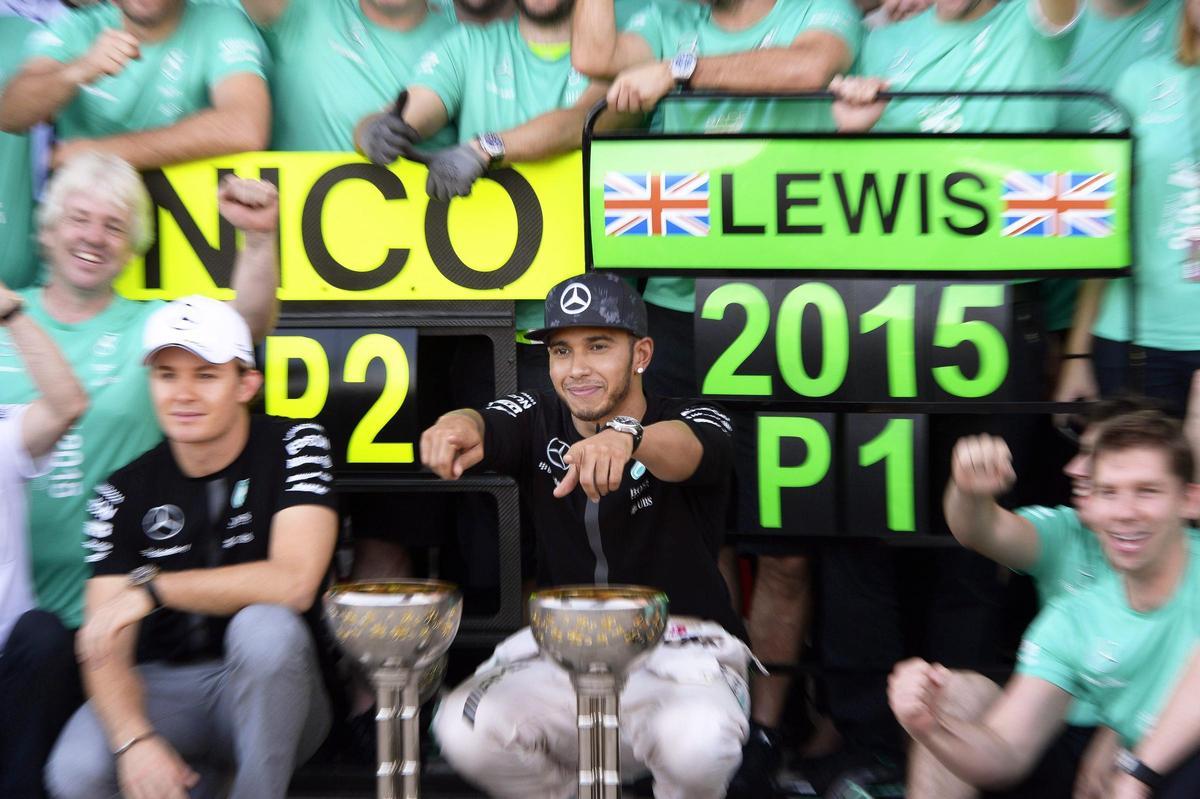 Hamilton celebra su victoria en Japón 2015